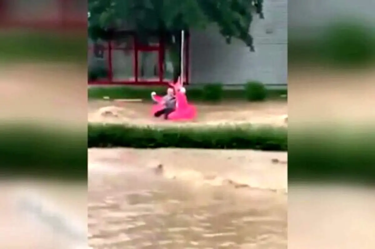 رونمایی از عجیب‌ترین وسیله برای عبور از سیل در آلمان! + فیلم