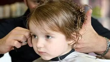 حرکت خنده‌دار و جالب آرایشگر برای جلوگیری از گریه یک کودک + فیلم