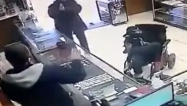 سرقت مسلحانه یک معلول ویلچری از فروشگاه + فیلم