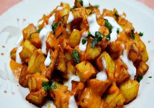 شام امشب با من: سیب‌زمینی سرخ‌شده با تاپینگ چیلی لوبیا!
