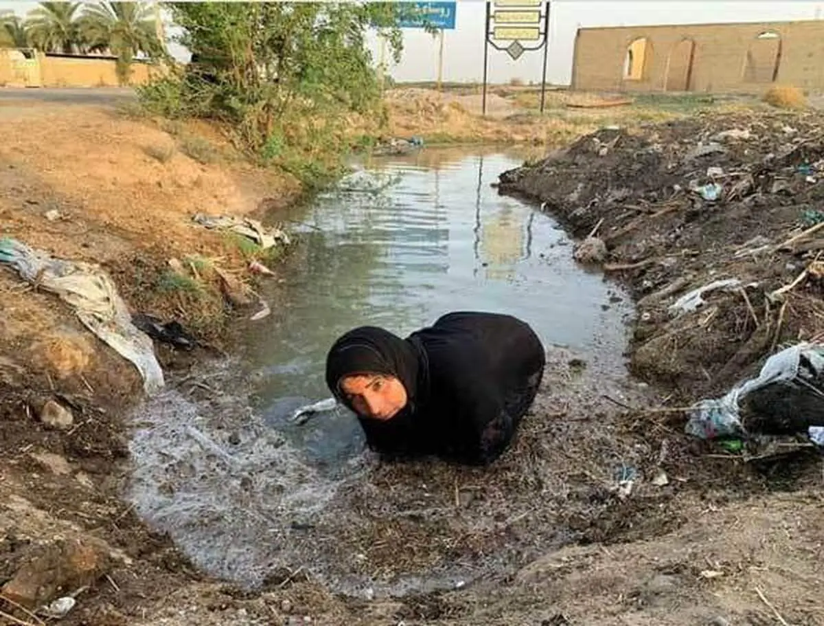 تصویر تکان دهنده از زن خوزستانی برای رسیدن آب به مزرعه اش+عکس