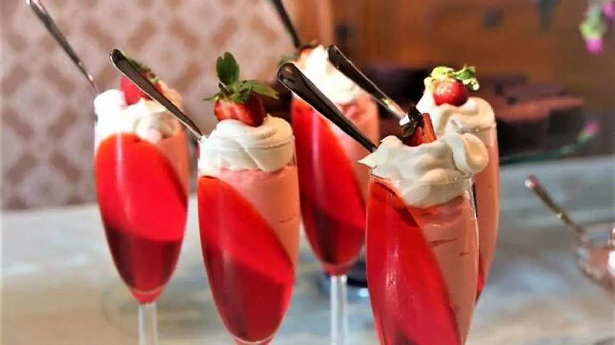 طرز تهیه کرم ژله توت فرنگی