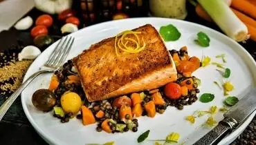 طرز تهیه ماهی سالمون با عدس و تره فرنگی