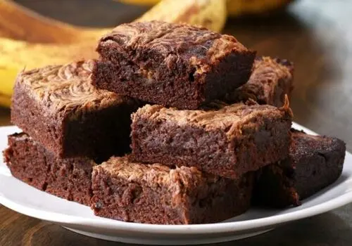لذیذترین روش پخت براونی مرطوب موز شکلاتی + فیلم/ این براونی نیازی به آرد و شکر ندارد