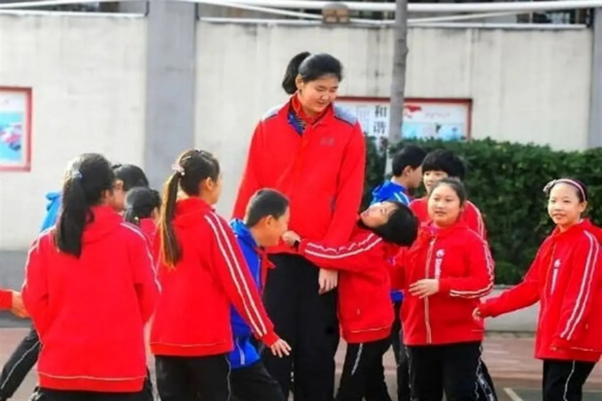 دختر بسکتبالیست چینی ۱۴ ساله با قد اعجاب‌انگیز + عکس