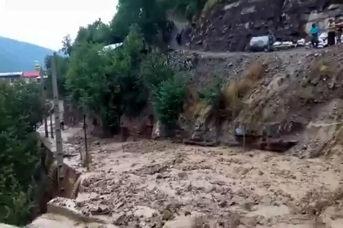 جاری شدن سیل بر اثر باران شدید در مناطق مختلف مازندران