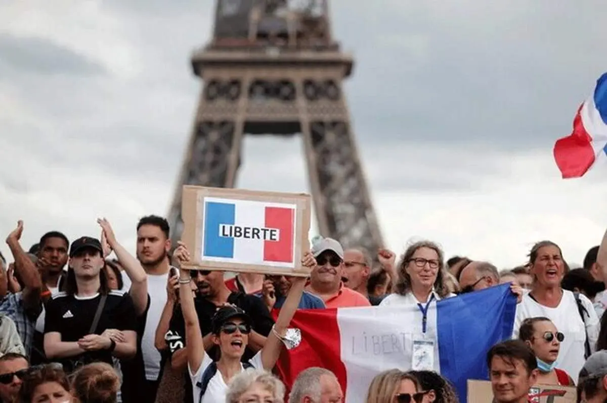 فرانسه درگیر آشوب کرونایی؛ مخالفت عجیب مردم با تزریق واکسن! + فیلم