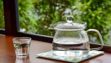 مضرات مصرف آب داغ؛ از اختلال در خواب شبانه تا آسیب به کلیه‌ها