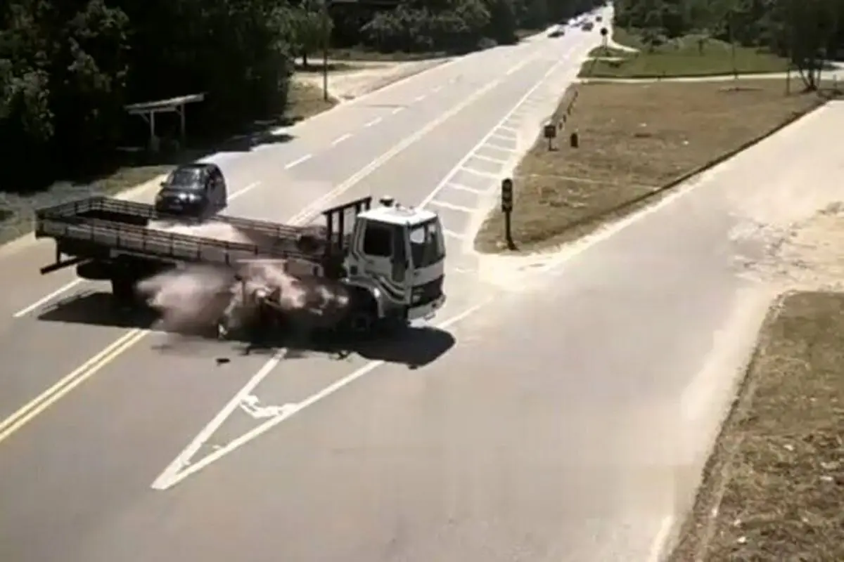 لحظه تصادف وحشتناک در جاده با اشتباه مرگبار راننده کامیون+ فیلم