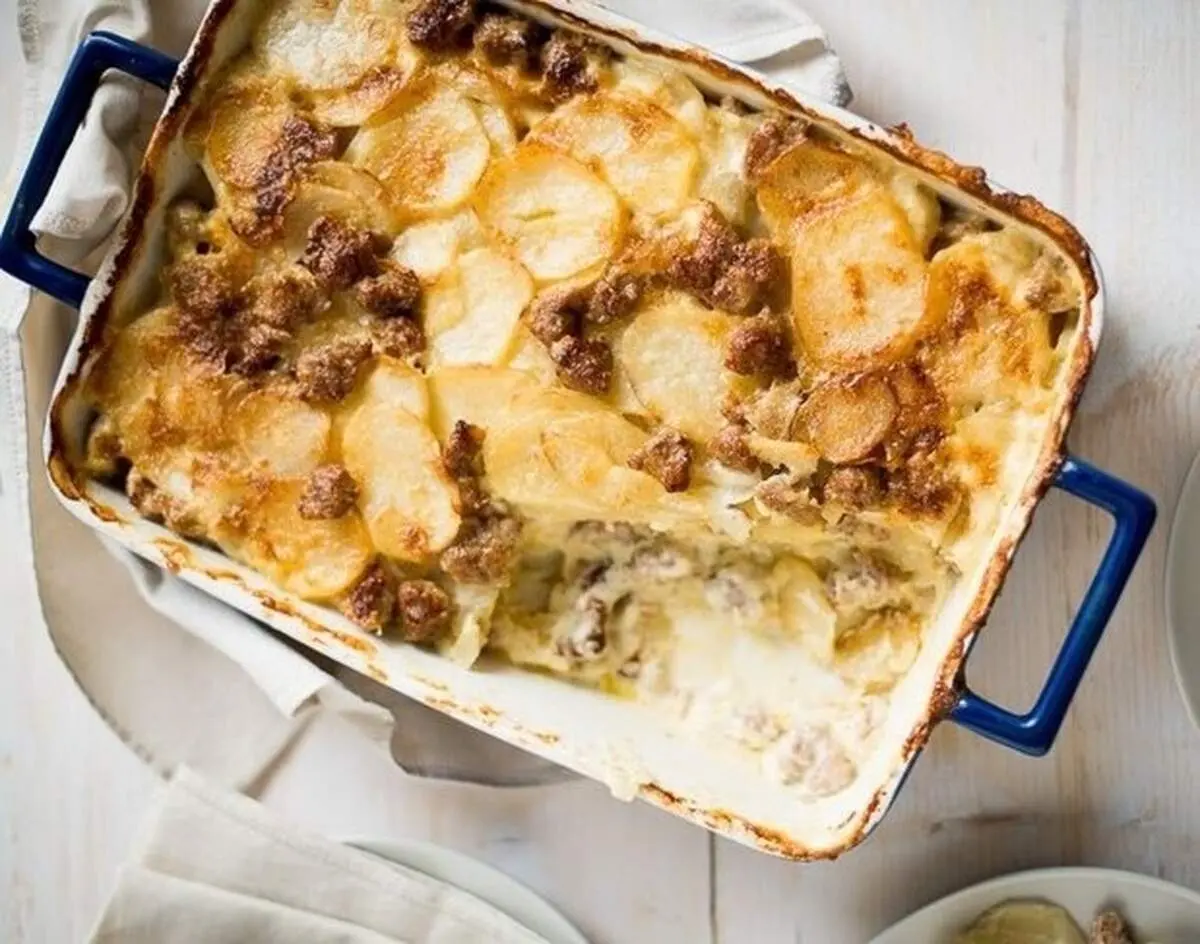 طرز تهیه گراتن سوسیس و سیب زمینی