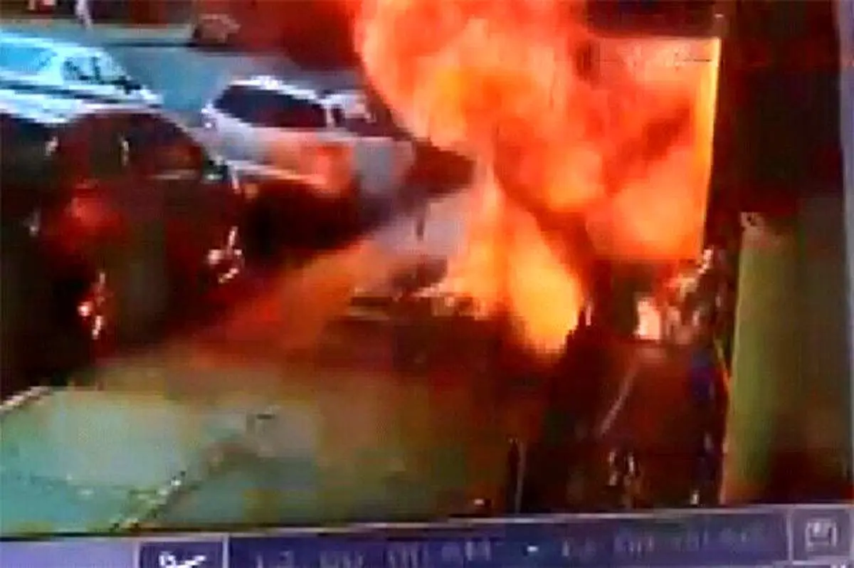 نجات معجزهآسا از مرگ؛ لحظه انفجار وحشتناک پیادهرو در نیویورک + فیلم