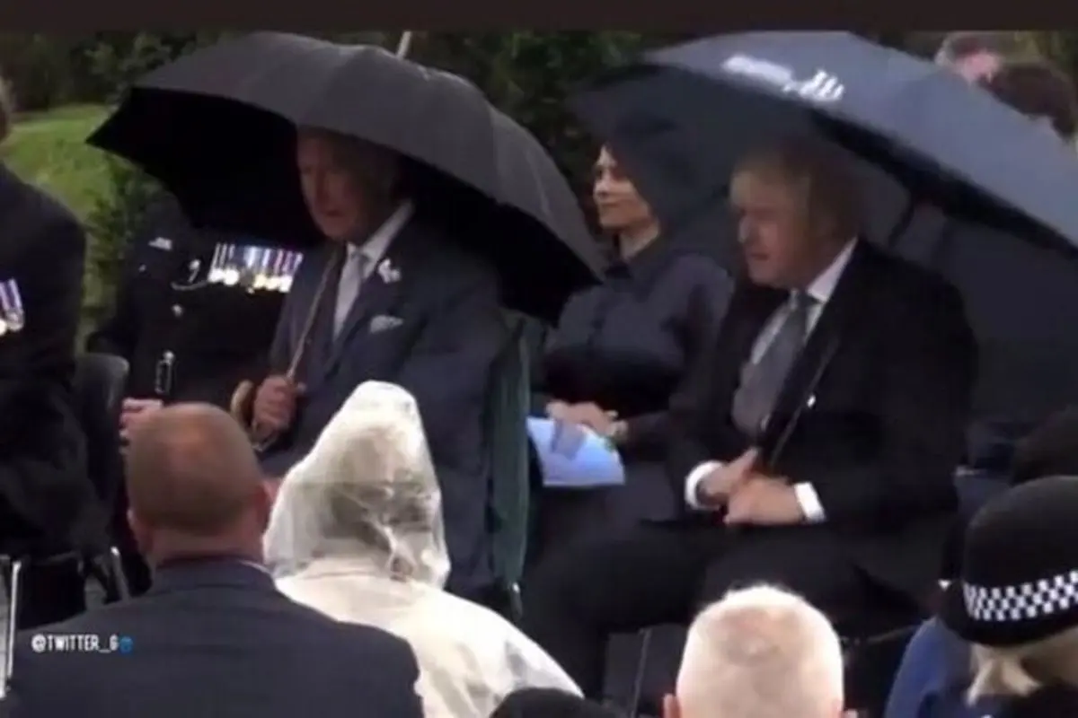 چتری که باعث عصبانیت نخست وزیر انگلیس شد! + فیلم