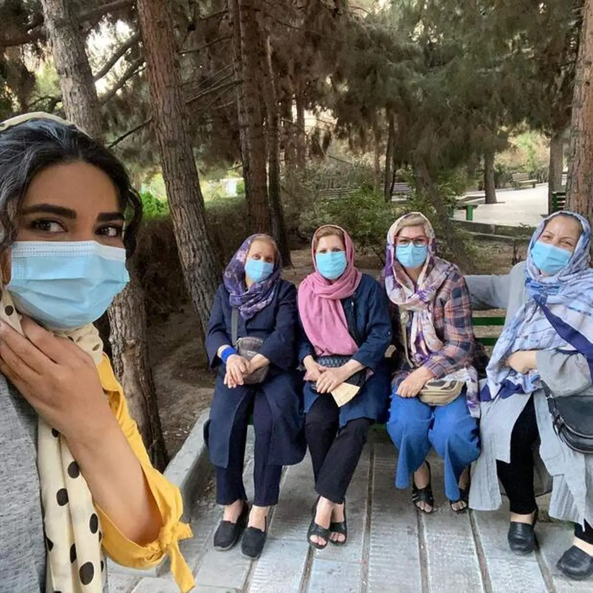 دیدار یهویی لیندا کیانی با مادرش در پارک + عکس