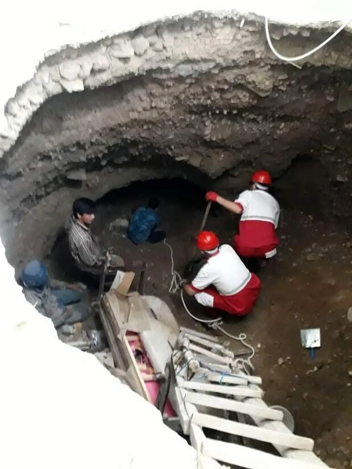 نجات ۲ نفر از زیر آوار بر اثر فرونشست زمین