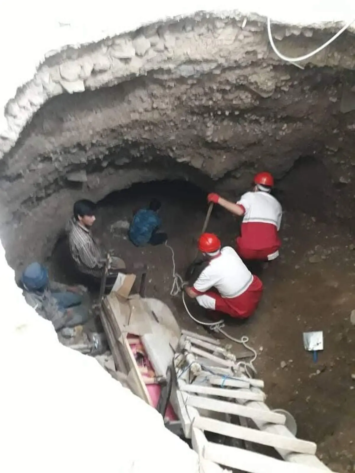 نجات ۲ نفر از زیر آوار بر اثر فرونشست زمین