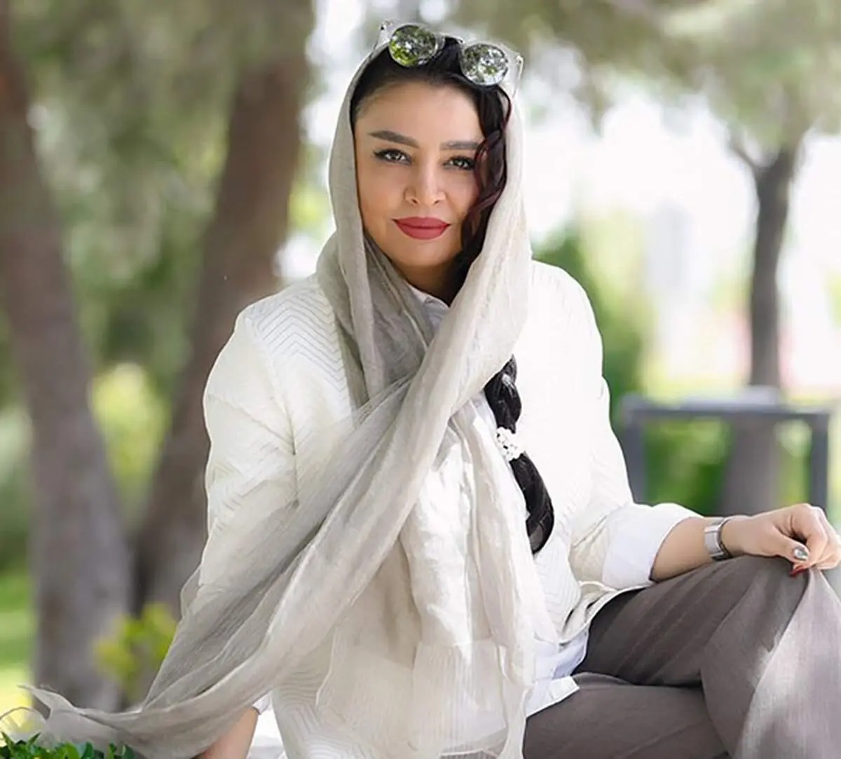 لباس منشوری همسر جواد عزتی حاشیه ساز شد + عکس