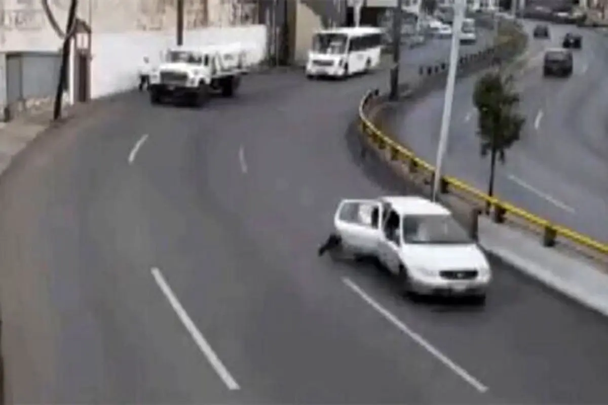 سقوط وحشتناک یک کودک از خودرو وسط خیابان پس از باز شدن در اتومبیل!+فیلم