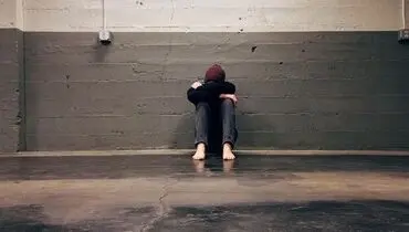 نجات زن جوان از قبل خودکشی از بالای ساختمان +فیلم