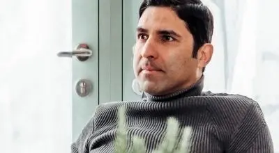وحید با چهره‌ای ماتم‌زده در کنار سرخ‌ها؛ سکاندار باقی ماند