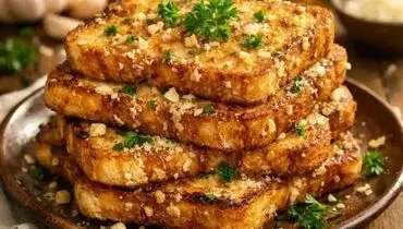 تست فرانسوی خوشمزه با عطر سیر و پنیر پارمسان