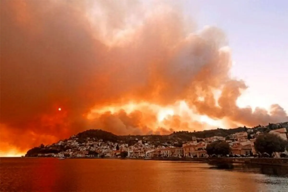 لحظات دلهره آور تخلیه اضطراری مناطقی از یونان به دلیل آتش سوزی + فیلم