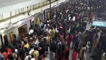 ماموریتی غیرممکن در هند؛ قابی عجیب از لحظه سوار شدن مردم به قطار! + فیلم
