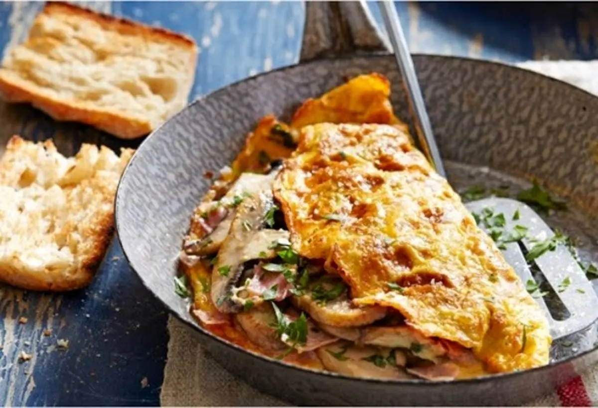 طرز تهیه املت لذیذ با ژامبون و پنیرچدار