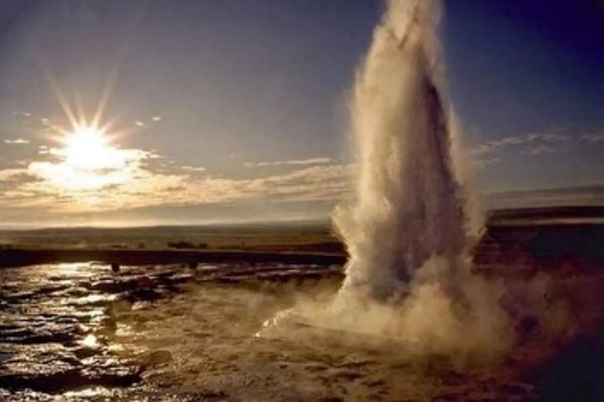 پدیده جذاب آبفشان‌ ساحل چابهار + فیلم