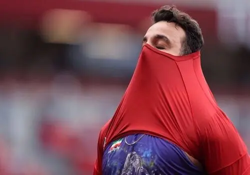 درگیری موافقان و مخالفان احسان حدادی مقابل وزارت ورزش و جوانان + فیلم

