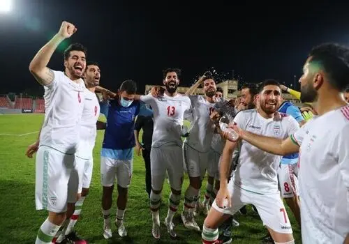 سرک کشیدن بامزه آرسن ونگر به موبایل رئیس فیفا+ عکس