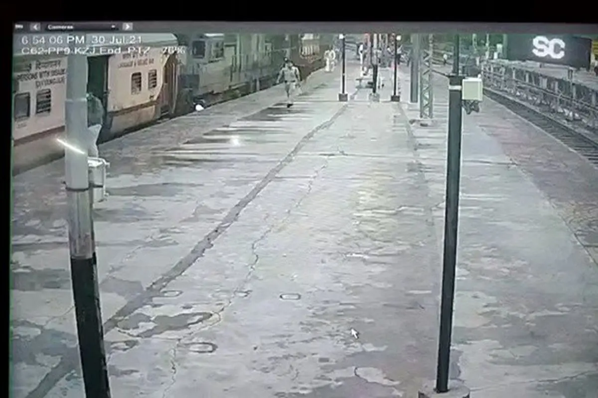نجات زن مسافر سقوط کرده در زیر قطار+فیلم