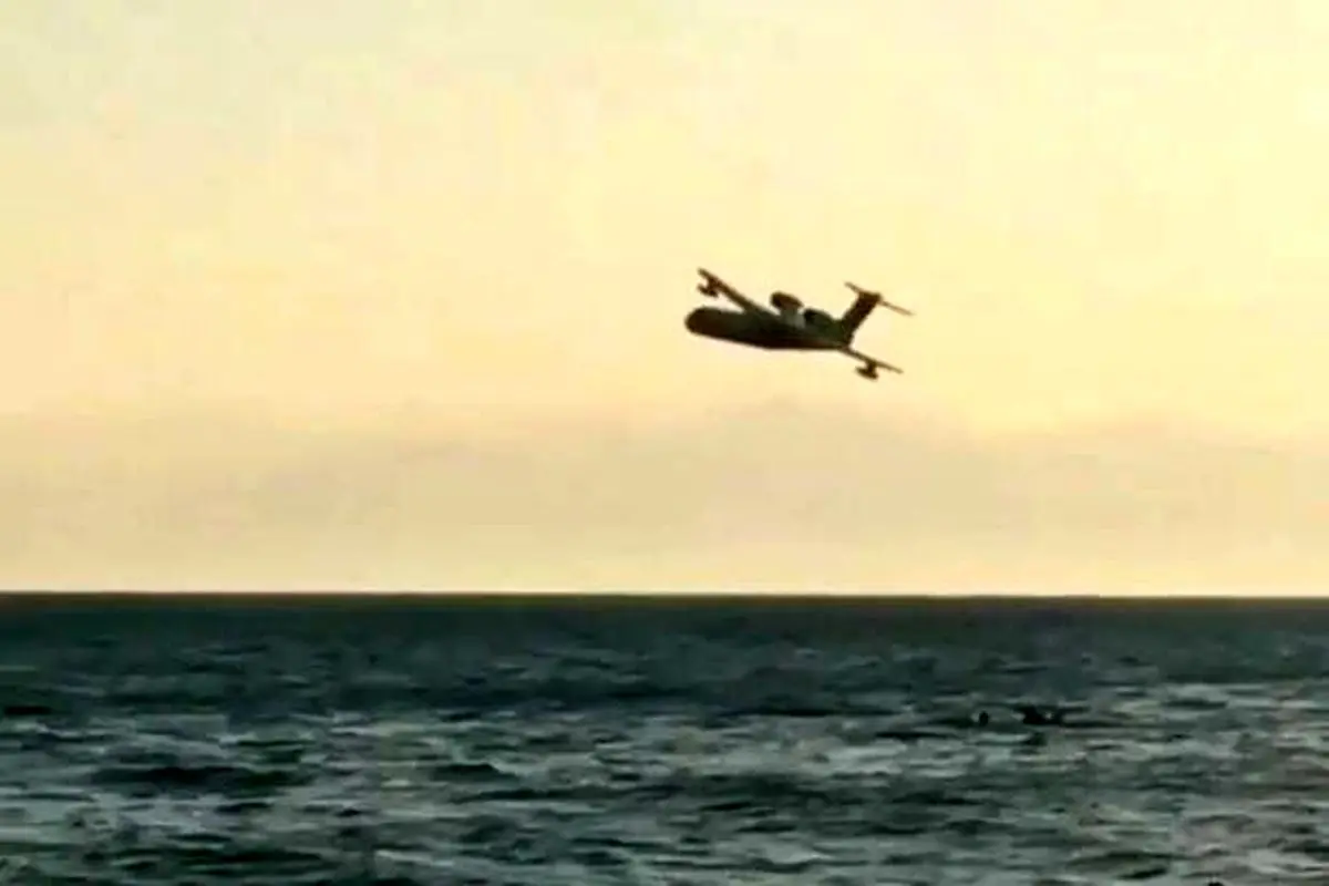 لحظه بارگیری آب از دریا توسط هواپیمای روسی + فیلم
