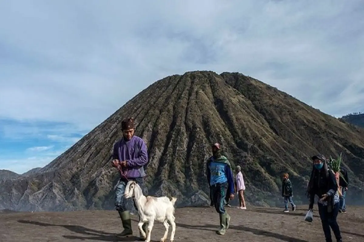 رسم عجیب مردم اندونزی در قرن ۲۱؛ پرتاب اشیا به سم آتشفشان! + تصاویر