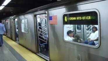 لحظه نجات فرد معلول از ریل قطار + فیلم