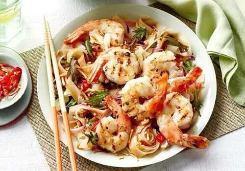 طرز تهیه سالاد میگو با ماست پر چرب