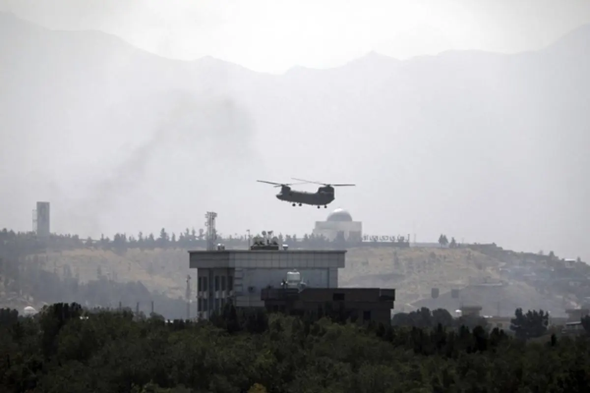 پرواز هلی کوپترها بر فراز سفارت آمریکا در کابل+ عکس