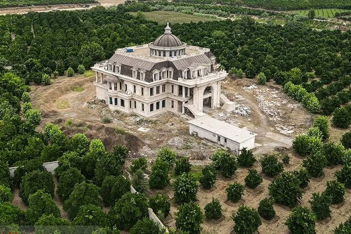 ساخت عمارتی مجلل در میان شالیزار