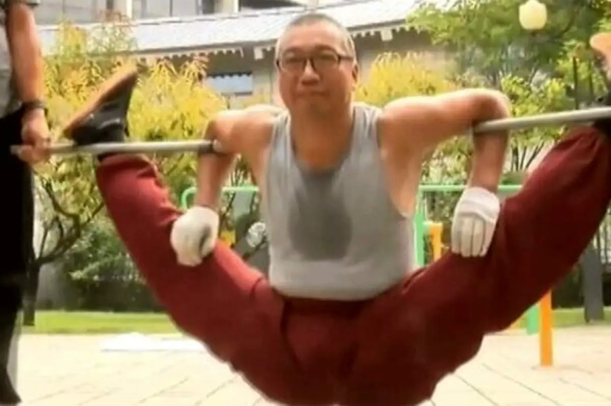 مرد ۵۸ ساله با انعطاف و قدرت بدنی خارق‌العاده! + فیلم