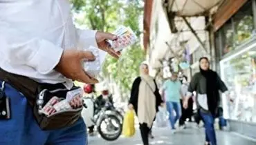 حضور دلالان دارو مقابل یکی از داروخانه‌های بزرگ کشور + فیلم