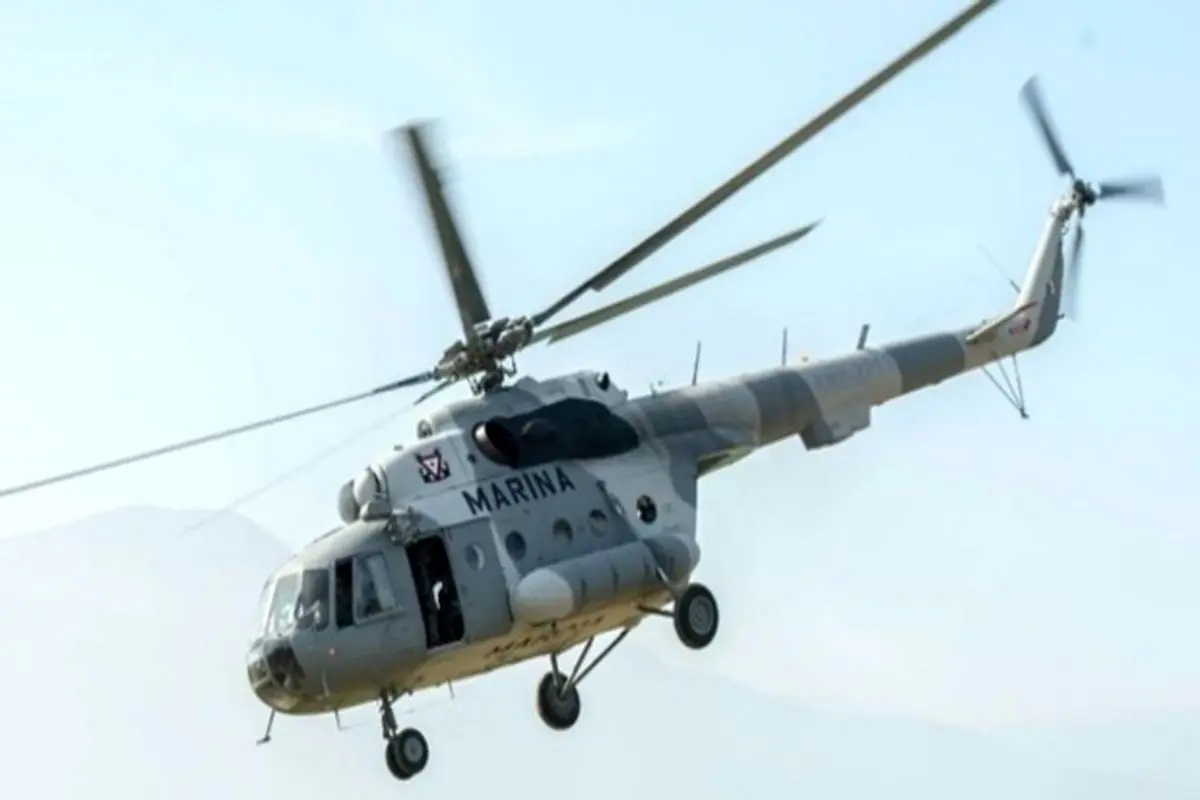سقوط هلیکوپتر ارتش مکزیک در کنار جاده‌ای + فیلم