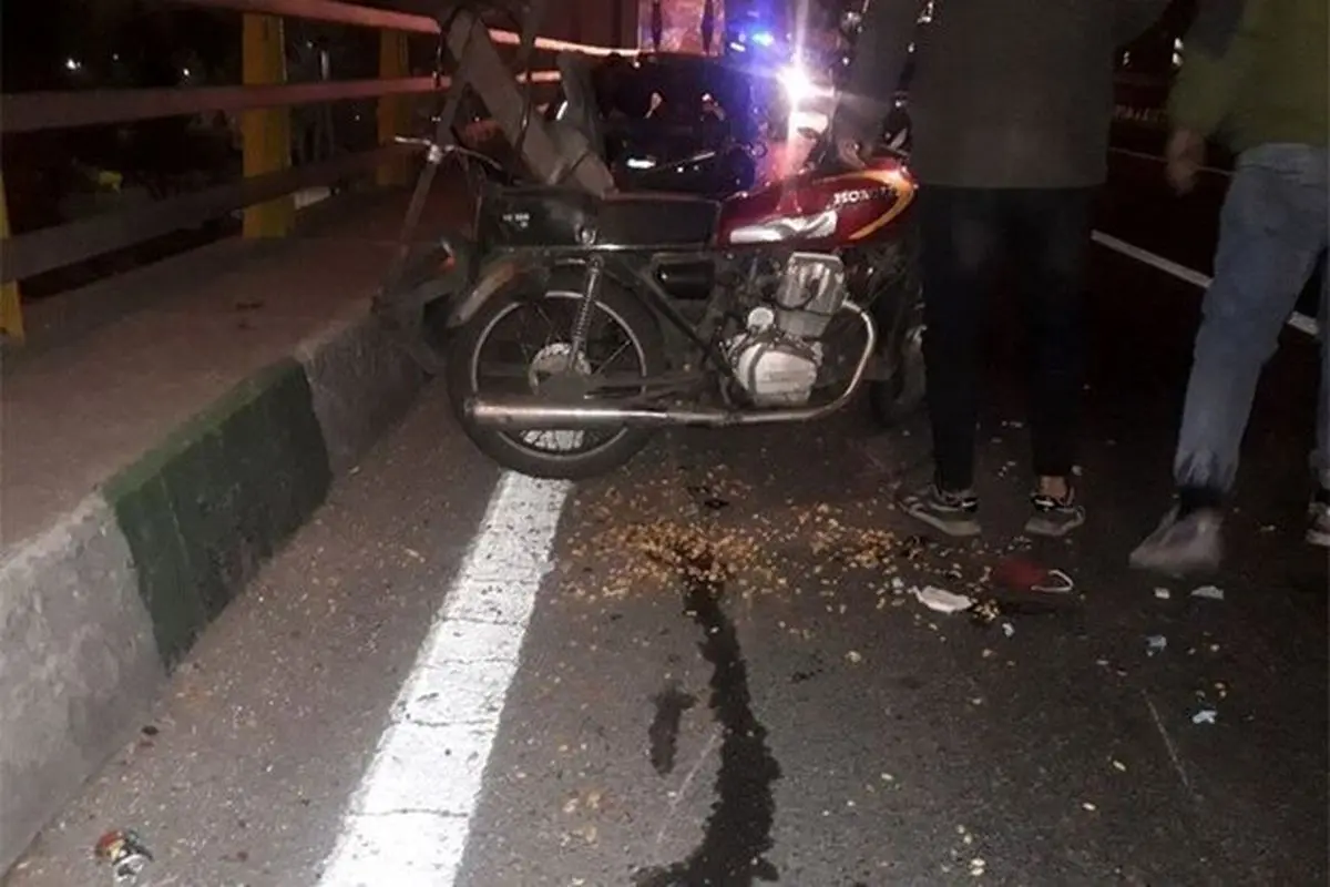 لحظه تصادف عجیب پژو ۲۰۶ با یک موتورسوار در تهران + فیلم