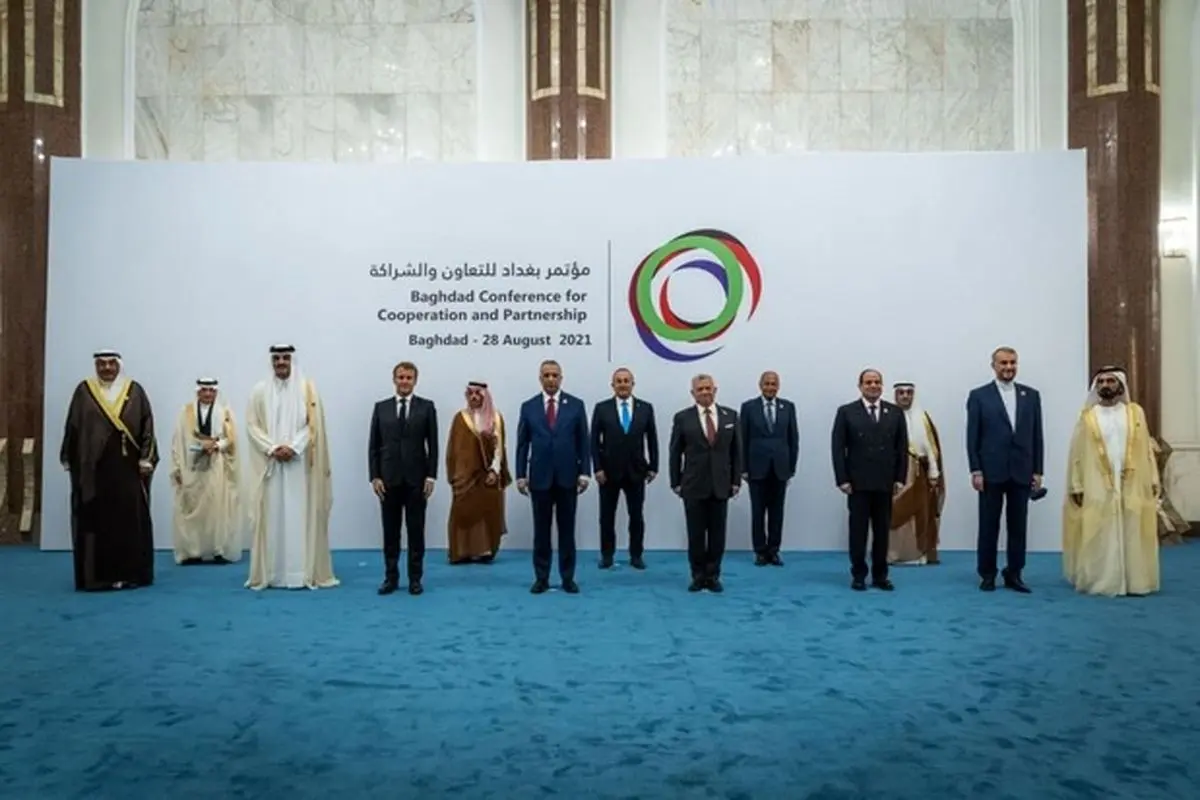 لحظه ایستادن وزیر امور خارجه در عکس یادگاری نشست بغداد+ فیلم