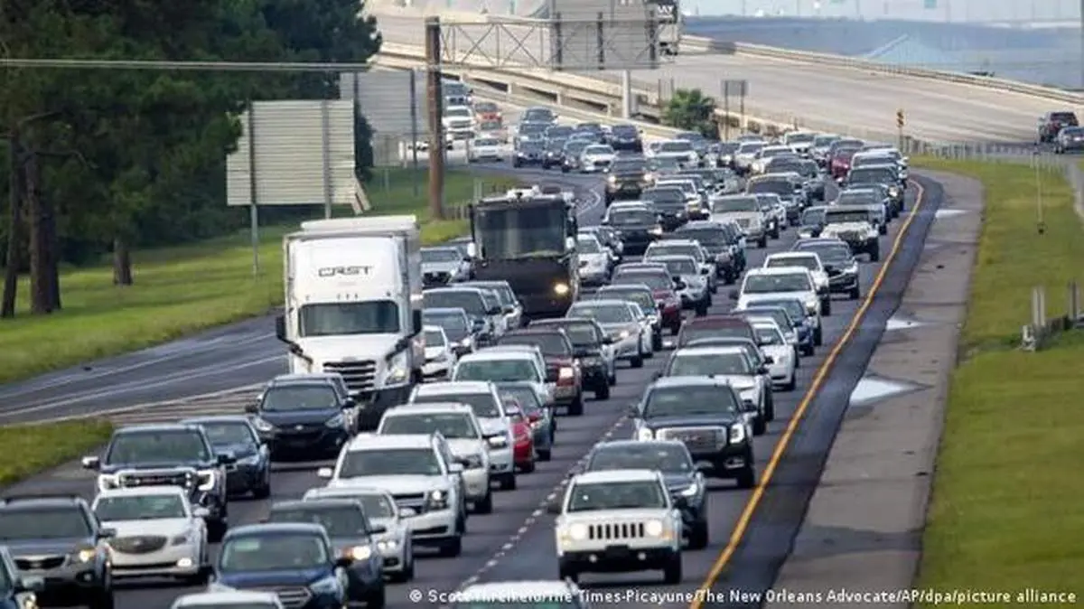 فرار هزاران نور از سواحل جنوب آمریکا