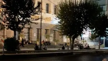 ازدحام شبانه مهاجران افغان روی پله‌های بانک ملی در تهران + فیلم