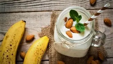 طرز تهیه اسموتی موز و بادام