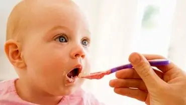 نوزاد از چه زمانی می تواند غذای کمکی بخورد؟