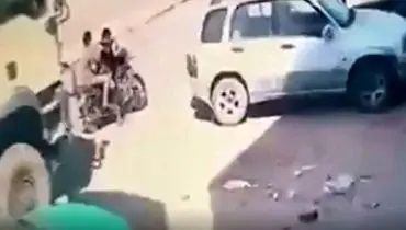 لحظه پر استرس نجات معجزه‌آسای یک موتورسوار از مرگ حتمی + فیلم