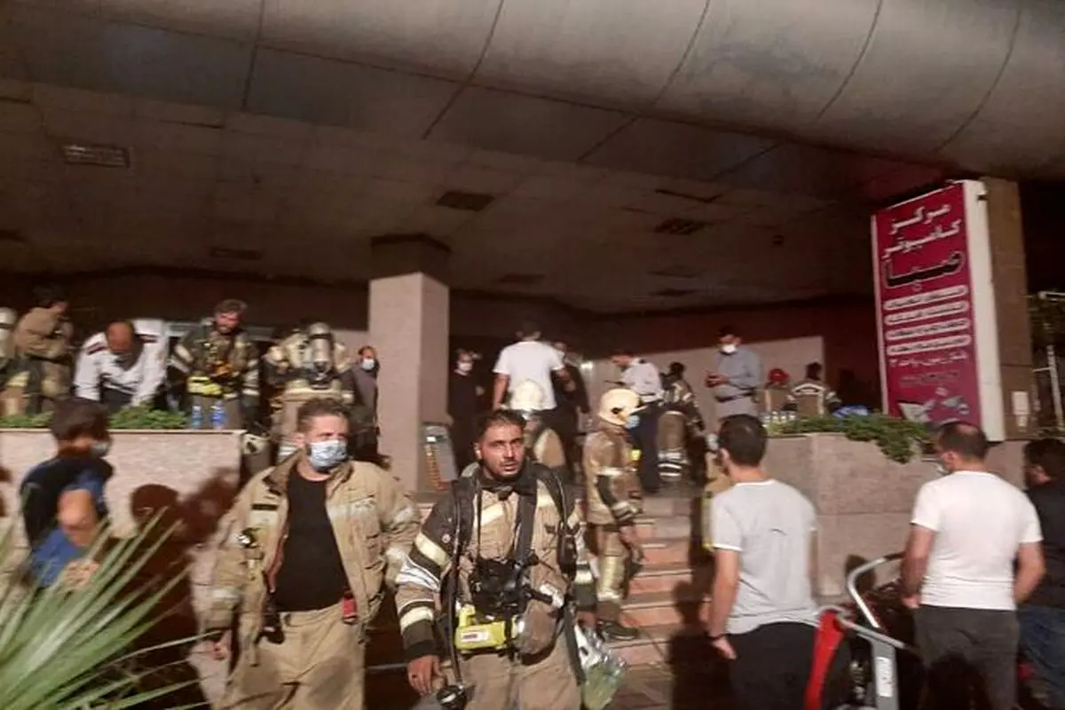 نجات جان ۸۰ نفر از آتش سوزی برج مسکونی در تهران + تصاویر