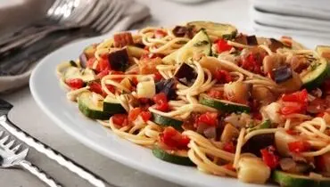 طرز تهیه اسپاگتی با بادمجان و گوجه گیلاسی