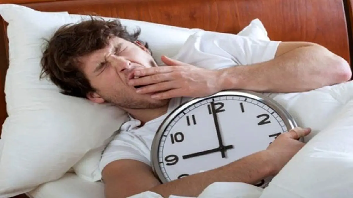 چرا صبحها سخت از خواب بیدار میشویم؟ + ۱۴ دلیل